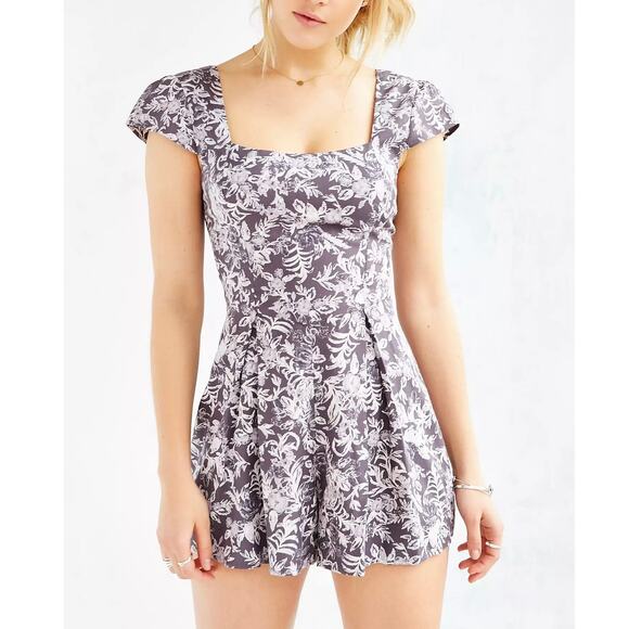 UO Kimchi Blue Nori Romper Filigree Floral Zip V-Back Womens Swing Shorts 6 - Picture 1 of 12